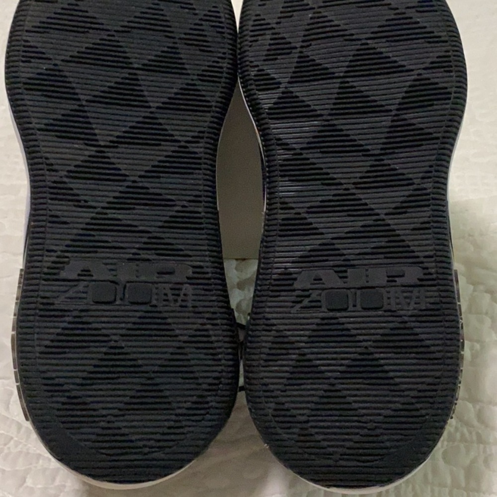 Nike Black and White Athletic Shoes - Picture 7 of 7